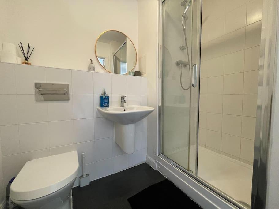 Stylish Station Apartment In Rochester With Free Parking Wainscot Esterno foto