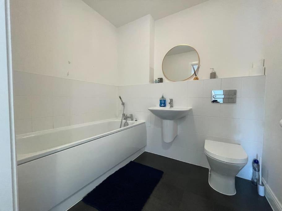Stylish Station Apartment In Rochester With Free Parking Wainscot Esterno foto