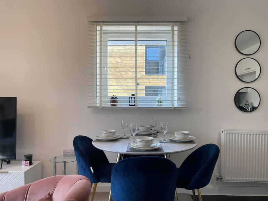 Stylish Station Apartment In Rochester With Free Parking Wainscot Esterno foto