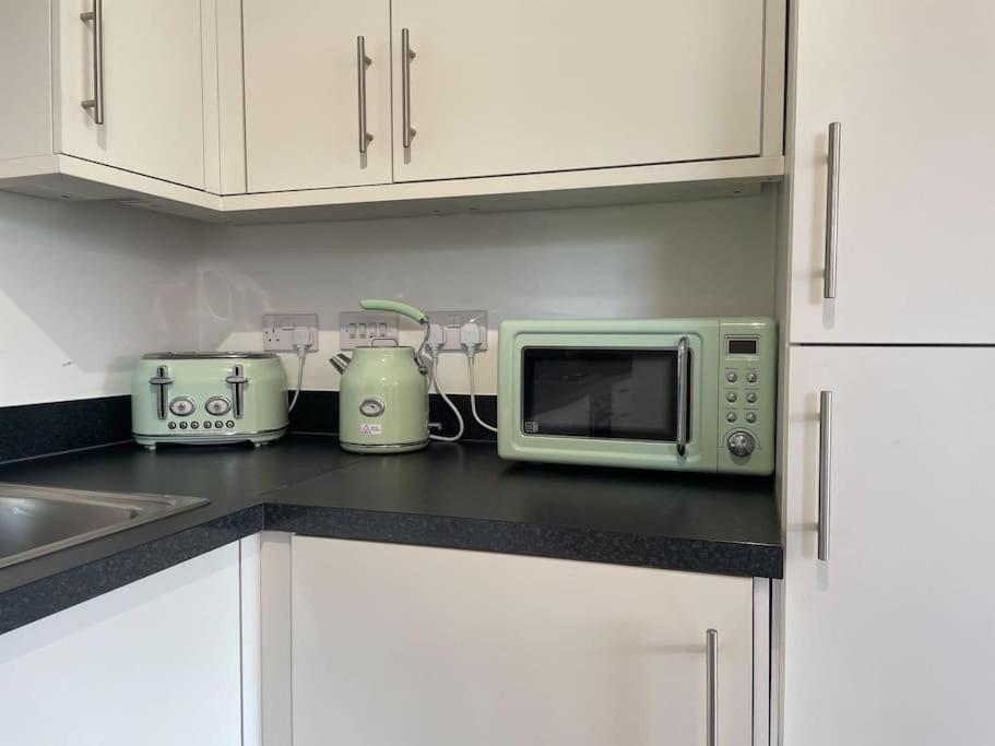 Stylish Station Apartment In Rochester With Free Parking Wainscot Esterno foto
