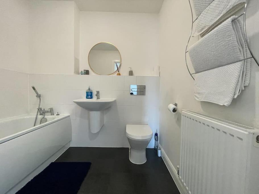 Stylish Station Apartment In Rochester With Free Parking Wainscot Esterno foto