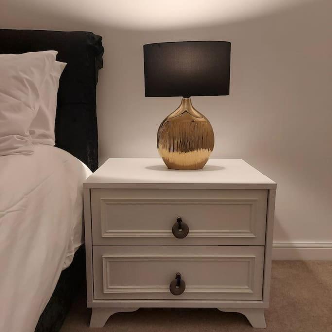 Stylish Station Apartment In Rochester With Free Parking Wainscot Esterno foto