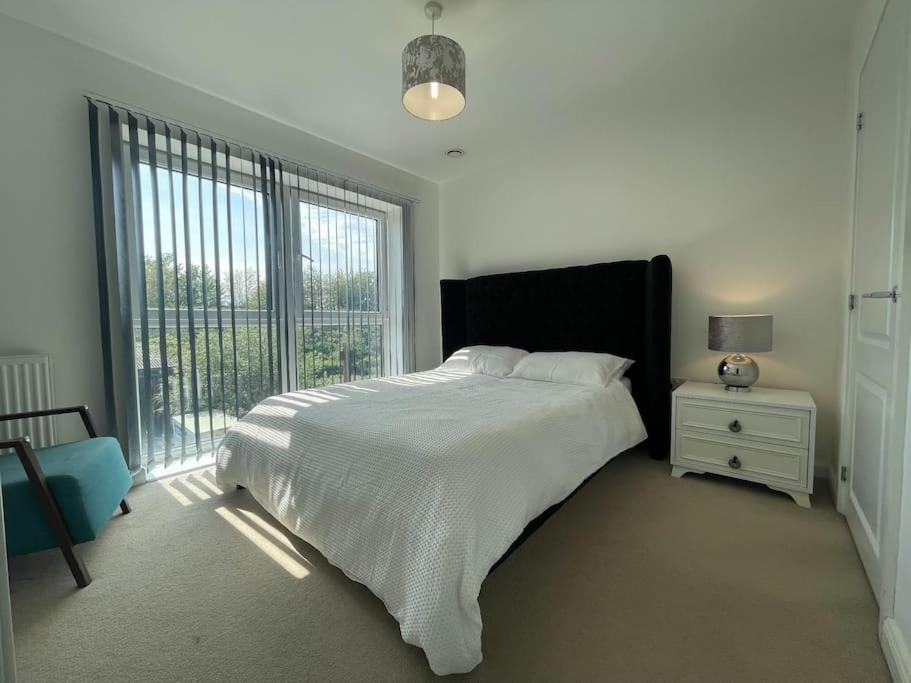 Stylish Station Apartment In Rochester With Free Parking Wainscot Esterno foto