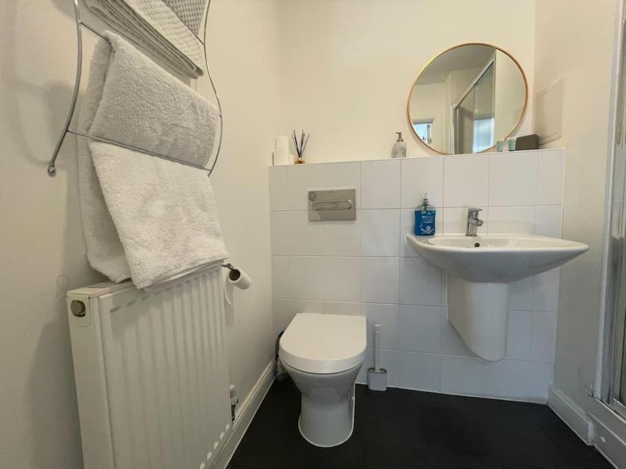 Stylish Station Apartment In Rochester With Free Parking Wainscot Esterno foto
