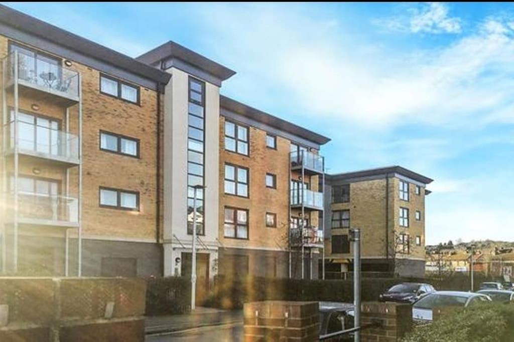 Stylish Station Apartment In Rochester With Free Parking Wainscot Esterno foto