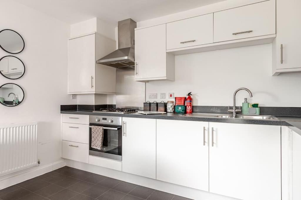 Stylish Station Apartment In Rochester With Free Parking Wainscot Esterno foto