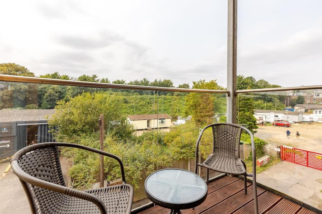 Stylish Station Apartment In Rochester With Free Parking Wainscot Esterno foto