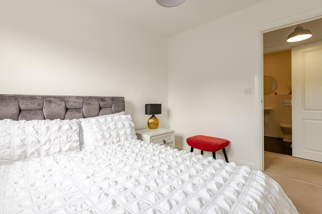 Stylish Station Apartment In Rochester With Free Parking Wainscot Esterno foto