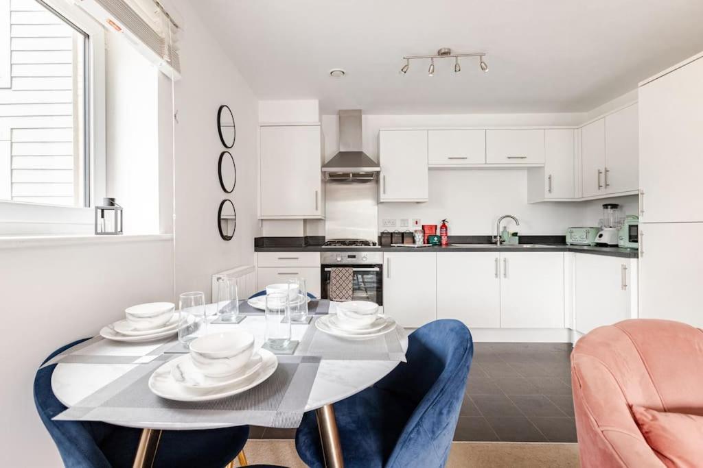 Stylish Station Apartment In Rochester With Free Parking Wainscot Esterno foto