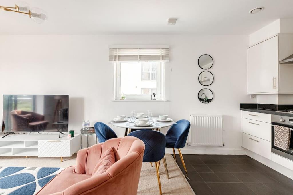 Stylish Station Apartment In Rochester With Free Parking Wainscot Esterno foto