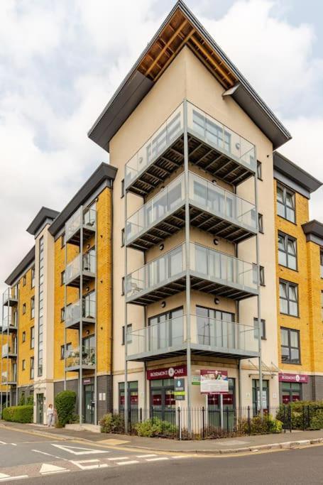 Stylish Station Apartment In Rochester With Free Parking Wainscot Esterno foto